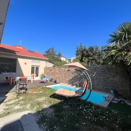 Maison Moderne Et Spacieuse Avec Piscine