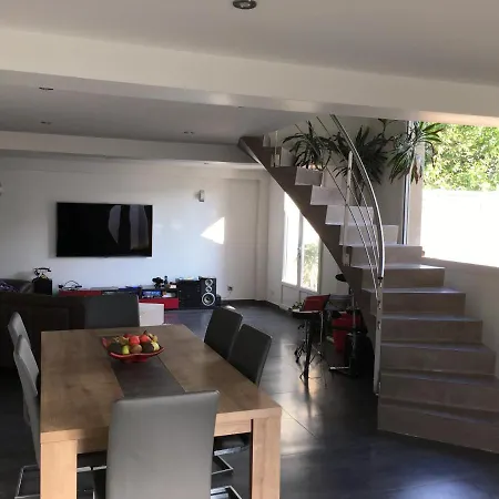 Maison Moderne Et Spacieuse Avec Piscine Villeurbanne